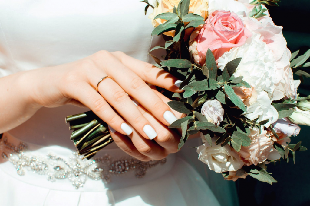 Eine Frau trägt einen Verlobungsring am rechten Ringfinger
