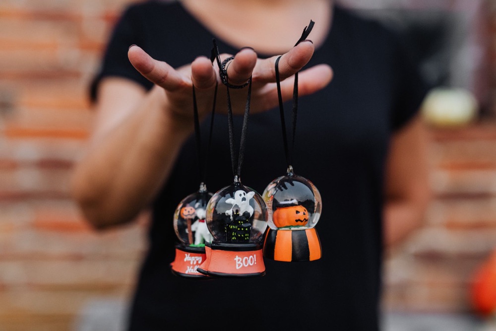 You are currently viewing Boo-tiful: 10 Personalized Halloween Office Decor for Every Workspace
