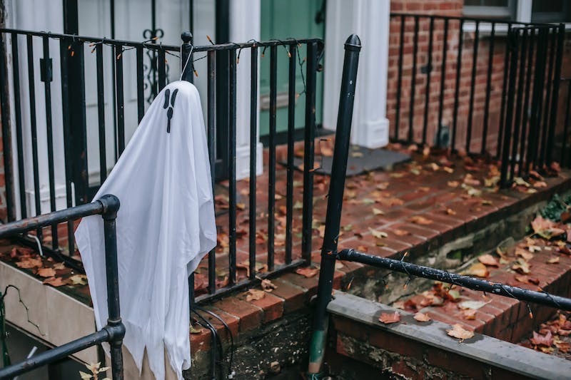 20 Halloween Porch Decor Ideas for a Welcoming, Spooky Entrance