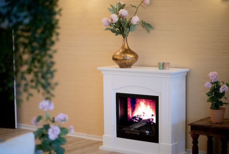 You are currently viewing 20 + Festive Mantel Decor Ideas To Get You In The Christmas Spirit
