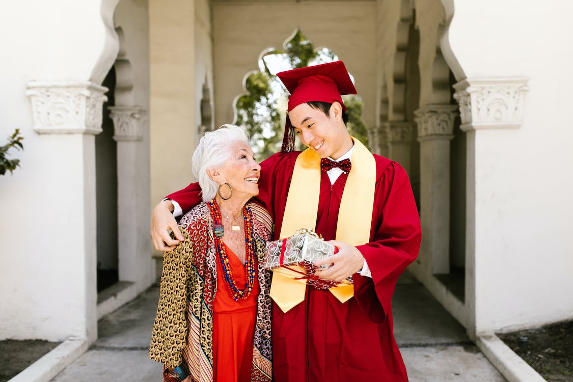You are currently viewing 20 Best Graduation Gifts That Every Graduate Will Love