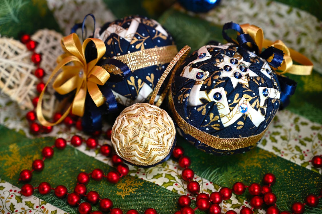 11 Christmas Minute to Win It Games: Fun and Preparation