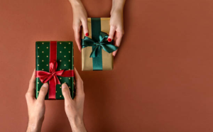 Read more about the article 10 Holiday Gift Exchange Games: Rules and Preparation
