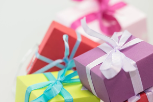 Read more about the article 10 Thoughtful Teacher Graduation Gifts to Show Appreciation
