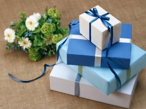 Read more about the article How Much Should I Give for a Wedding Gift?: A Simple Guide