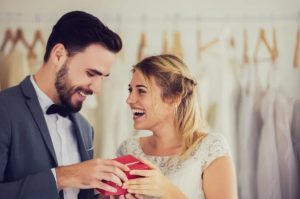 Read more about the article What gift to give wife on wedding day?